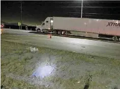  ??  ?? Deceso. El cuerpo quedó a un costado de la carretera, luego del fuerte impacto.