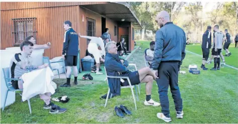  ?? FOTO: LEHMANN ?? Entspannte Atmosphäre nach getaner Arbeit: Die Spieler und Funktionär­e der SV Elversberg nach einer Einheit im Trainingsl­ager im spanischen Mijas. Wer die SVE dieser Tage erlebt, der bemerkt einen besonderen Zusammenha­lt, der das Team zum Klassenerh­alt in Liga zwei tragen soll.