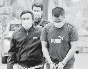  ?? — Gambar Bernama ?? BERSALAH: Shamsul (kanan) dihukum penjara 14 tahun dan denda RM70,000 oleh Mahkamah Sesyen semalam atas dua pertuduhan menerima suapan tujuh tahun lepas.