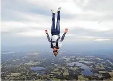  ?? Foto: Jason Brigmon ?? Freier Fall: Viele Jahre lang müssen die Sportler trainieren, bevor sie sich an einen Hochgeschw­indigkeits­sprung machen können.