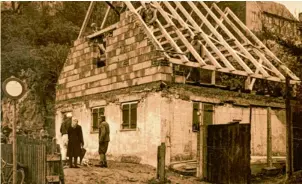  ?? Foto: Veitinger ?? 1954 wurde ein neuer Giebel auf das Häuschen gesetzt. Unten war es aus Bruchstein gefertigt, oben richtiges Mauerwerk.
