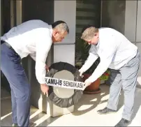  ?? ?? Union members laying a black wreath outside the entrance to the National Education Ministry building