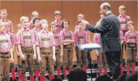  ?? FOTOS: DOROTHEE L. SCHAEFER ?? Mit Theresa Förg an der Harfe, Clemens Haudum am Piano und Akkordeon und unter dem Dirigenten Christian Fliegner konzertier­te der Tölzer Knabenchor in Weingarten.