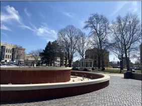  ?? LYRIC AQUINO — THE MORNING JOURNAL ?? Ely Square fountain is in downtown Elyria.