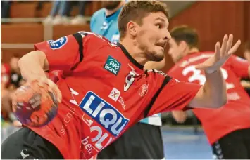  ?? Foto: Ernst Mayer ?? Fokussiert auf den Torerfolg: Linksaußen Balász Tóth im Vorbereitu­ngsspiel des Handball‰Drittligis­ten VfL Günzburg gegen den TSV Blaustein.