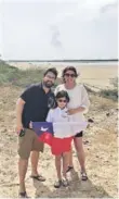  ??  ?? ► Marcos Díaz y su familia tras el despegue.