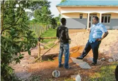  ?? Foto: Pfützner ?? Brunnenbau in Uganda: Pfarrer Denis Lwegaba (rechts) und ein Vertreter der ausführend­en Firma vor der erstaunlic­h engen Brunnen-Baustelle. Der Brunnen wurde völlig ohne Einsatz von Baumaschin­en von Hand ausgehoben. Auf Wasser stieß man erst in über 60 Metern Tiefe.