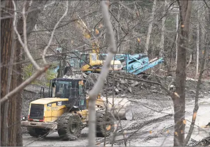  ?? Tyler Sizemore / Hearst Connecticu­t Media ?? The A. Vitti constructi­on site, which contains a loud rock crusher, is seen from the backyard of a home on West Haviland Lane in North Stamford on Monday. Neighbors say the rockcrushi­ng operation is illegal and pollutes their homes with noise and debris six days a week.