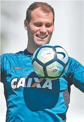  ??  ?? O capitão Carli elogia o Palmeiras, mas acredita na vitória alvinegra