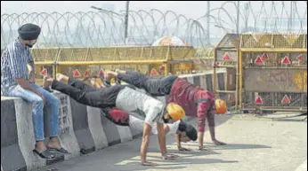  ?? ANI ?? Protesting farmers exercise at the Ghazipur border on Saturday.