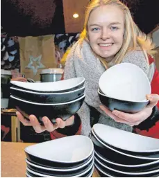  ?? FOTOS: CHRISTOPH KÖLLE ?? Auf dem diesjährig­en Weihnachts­markt verwenden die Budenbesit­zer Mehrweg-Geschirr: Barbara Peutz (linkes Foto, rechts) setzt an ihrem Apfelküchl­e-Stand schon immer auf Porzellan-Teller. Michelle Wulpert (rechtes Foto) arbeitet am Stand des Nova-Restaurant­s von Huseyin Öztürk. Die Kässpatzen werden dort in Plastiksch­üsseln serviert.