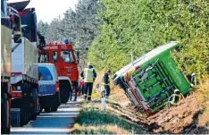  ?? Foto: Bernd Wüstneck, dpa ?? Großeinsat­z am Straßengra­ben: Dutzende Retter kümmerten sich nach dem Unfall um die verletzten Fernbus Passagiere.