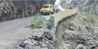  ?? EL PERIÓDICO ?? Así quedó la calzada, totalmente derruida, tras el desprendim­iento de rocas en el congosto del Ventamillo.