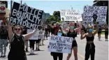  ?? RAY SPITERI
TORSTAR ?? Demonstrat­ors hold up signs denouncing police brutality during the march in Niagara Falls.