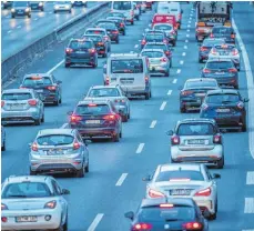  ?? FOTO: DPA ?? Dichter Verkehr auf der A 40 bei Essen: Zum ersten Mal seit Jahren sind Neuverträg­e in der Kfz-Haftpflich­t wieder billiger geworden.