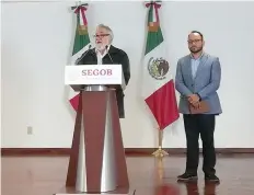  ??  ?? Alejandro Encinas (izq.) durante la presentaci­ón de la convocator­ia para el nuevo titular de la Comisión Nacional de Búsqueda de Personas.