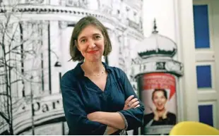  ??  ?? V Sloveniji uradno živi okrog 700 Francozov, a dejansko še precej več, pravi direktoric­a Francoskeg­a inštituta Isabelle Desvignes.