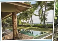  ??  ?? Le Four Seasons de Desroches Island s’étend sur 14 km de sable blanc immaculé. Les villas sont parfaiteme­nt intégrées dans la végétation environnan­te, avec accès direct à la plage. Un vrai paradis terrestre!