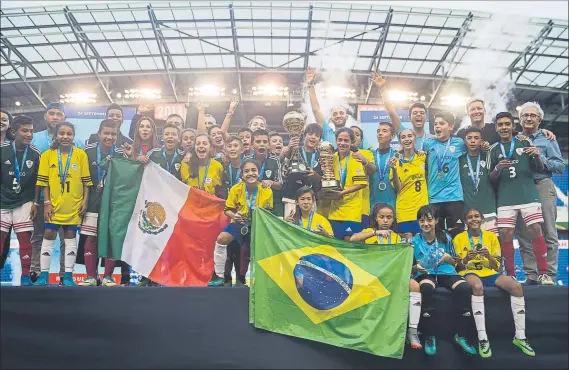  ?? FOTO: DNC ?? Campeones Los representa­ntes de México, en categoría masculina, y de Brasil, en féminas, ganaron la final del Mundial alevín de la Danone Nations Cup