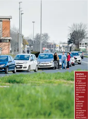  ??  ?? Apertura
Gli abitanti di Casalpuste­r -lengo in attesa per la riapertura dei posti di blocco nella zona rossa del Lodigiano. Nel frattempo i parenti, divisi dal blocco, consegnano dei generi alimentari (foto: Furlan)