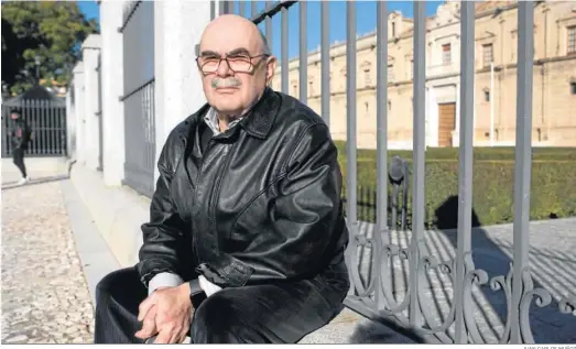  ?? JUAN CARLOS MUÑOZ ?? El arquitecto Alfonso Jiménez con el edificio del Parlamento de Andalucía de fondo.