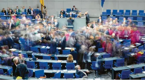  ?? Foto: Kay Nietfeld, dpa ?? Buntes Treiben im Bundestag: dpa-Fotograf Kay Nietfeld fing mit einer Langzeitbe­lichtung diese namentlich­e Abstimmung ein.