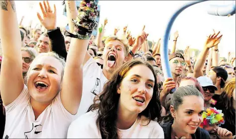  ?? BILD: M. FREESE ?? Ausgelasse­ne Stimmung: Tausende Musik-Fans feiern bei Live-Musik und Sonnensche­in auf dem Deichbrand.