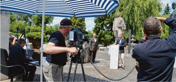  ?? Foto: Katharina Indrich ?? Skulpturen von einstigen Ostblock Größen wurden am Samstag bei der Firma Naturstein­e Kurz in Gundelfing­en versteiger­t. Für die Statuen hat sich bislang aber kein Käufer gefunden.