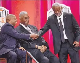  ?? Jim Rogash Getty Images ?? NOLAN RICHARDSON, right, gets a hand from Nate Archibald, left, as John Thompson laughs during Hall of Fame enshrineme­nt ceremony.
