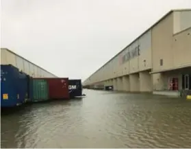  ??  ?? FOTO FRANK VINGERHOET­S De loodsen van Katoen Natie in de voorstad Baytown: bang afwachten.