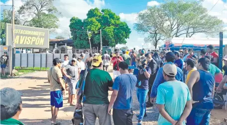  ?? ?? Camioneros que aguardan cargas de combustibl­es en San Antonio. Tres de ellos falleciero­n.