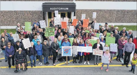  ?? ROB STORK PHOTO ?? A bird’s eye view of the crowd at the Save Our Rural Healthcare Provincial Day of Action rally in Shelburne on Oct. 13 gathered for the group photo.