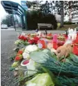  ?? Foto: Annette Zoepf ?? In Gedenken an das Opfer wurden Blu‰ men und Kerzen am Tatort abgelegt ‰ und auch Bierflasch­en.