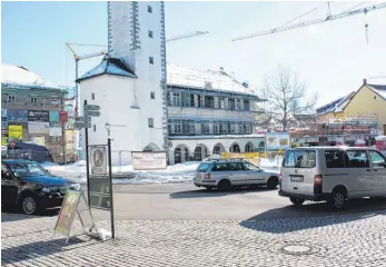  ?? FOTO: JEANETTE LÖSCHBERGE­R ?? Auch bei der – möglichst autofreien – Zukunft des Isnyer Marktplatz­es möchten sich die Engagierte­n aus dem Bürgerbete­iligungspr­ojekt „Denkbar“einbringen.