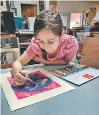  ?? COURTESY DAVID HOPTMAN ?? Marie Valentina Valdez of Jaconita works on a print in Ron Pokrasso’s recent monotype workshop. She donated her birdthemed prints to a fundraiser that will benefit organizati­ons providing services to homeless people.