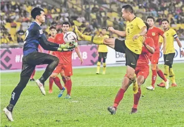  ?? — Bernama photo ?? Malaysia’s Norshahrul Idlan Talaha (right) vies for the ball during the Group A match against Laos.