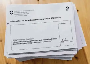  ?? FOTO: DPA ?? Stimmzette­l zur Volksabsti­mmung liegen ordentlich gestapelt. Die Schweizer haben die Abschaffun­g der Rundfunkge­bühren mit einer deutlichen Mehrheit abgelehnt.