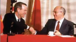  ??  ?? En 1989, el diálogo entre Estados Unidos y la Unión Soviética, protagoniz­ado por Mijaíl Gorbachov y George H. W. Bush, logró poner fin a la Guerra Fría.