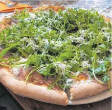  ?? FOTO: NYF ?? Sie ist der Star auf dem Tisch: Die Pizza Italiana mit Rohschinke­n, Rucola und geriebenem Parmesan.