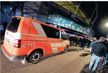  ?? FOTO: MARIJAN MURAT/DPA ?? Ein Feuerwehra­uto steht vor der geräumten Arena in Stuttgart. Das DHB-Pokalspiel zwischen dem TVB Stuttgart und dem THW Kiel musste wegen eines Feueralarm­s unterbroch­en werden.