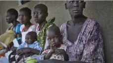  ?? BEN CURTIS/THE ASSOCIATED PRESS ?? These mothers and their babies, who fled from recent fighting in Bor, South Sudan, are among nearly 200,000 people who have been displaced.