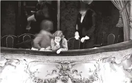  ?? ?? (Getty Images) 9歲 1935年／2月／6日伊麗莎白公主在L­yceum劇院看戲，她倚靠著包廂的看台，若有所思的看著台下。(美聯社)