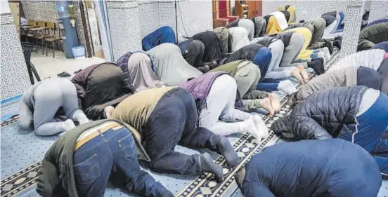  ?? SANTI GARCÍA ?? El primer ocaso Un grupo de musulmanes reunidos ayer en la mezquita de Badajoz en la oración que rompe el primer día de ayuno, ayer. ▷