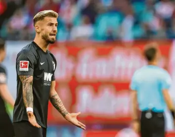  ?? Foto: Jan Woitas ?? Niklas Dorsch ist über die Leistung des FC Augsburg verärgert, am Ende aber steht dennoch der Klassenerh­alt und ein weiteres Jahr Bundesliga. Daran änderte das 0:4 nichts.
