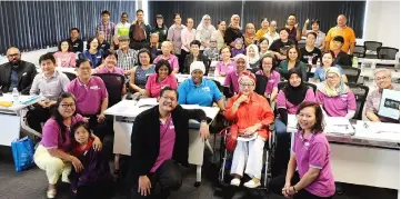  ??  ?? Representa­tives of 16 cancer-related organisati­ons, Sarawak Health Department and Sosco in a photocall.