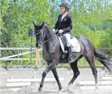  ?? FOTO: STEFAN KUEMMRITZ ?? Zum Auftakt des Weißenhorn­er Dressurtur­niers belegte Sonja Eisele (auf De La Vega) vom RFV Weißenhorn einen guten vierten Platz in der L*Prüfung.