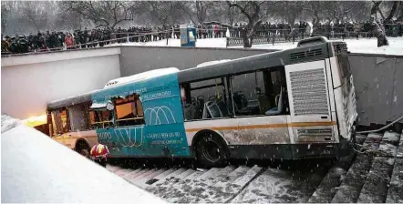  ?? Ivan Sekretarev/Associated Press ?? Ônibus desgoverna­do toma a entrada para a estação Slavianski Boulevard, uma das mais movimentad­as de Moscou