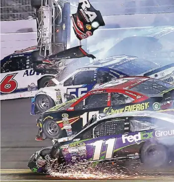  ?? FOTO: IMAGO ?? Funken fliegen, Karosserie­n werden verformt: Nascar-Rennen, wie hier in Daytona Beach sind in den USA sehr populär. Der Unfall sah zum Glück nur spektakulä­r aus, ernsthaft verletzt wurde keiner der fünf Fahrer.