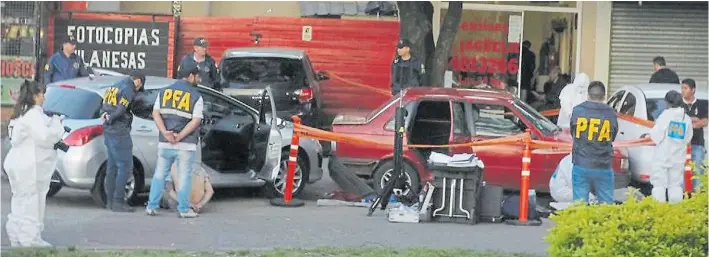  ?? MARIO SAYES ?? Final. El Fiat Duna rojo en el que los secuestrad­ores mantuviero­n retenida a Naomi hasta su muerte. Así quedó tras chocar en Ituzaingó, en una persecució­n con final fatal.