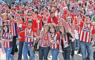  ??  ?? NO CAMINARÁ SOLO. Los aficionado­s del Sporting arroparán a los de Abelardo el domingo en el Bernabéu.